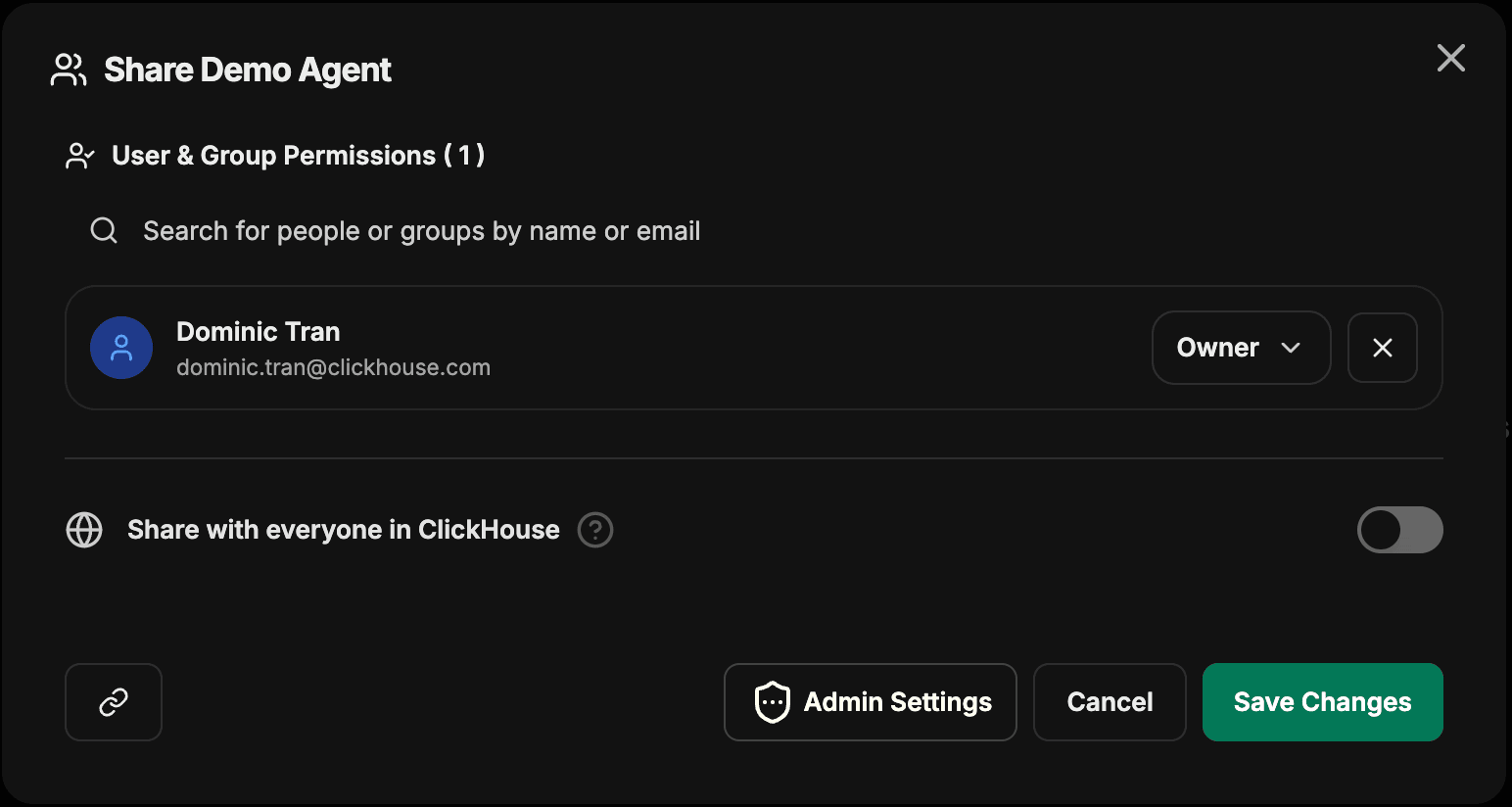 Modal Compartilhar com a seção Permissões de usuário e grupo, um campo de busca, um usuário existente com a função de Proprietário, uma opção Compartilhar com todos no ClickHouse e os botões Cancelar e Salvar alterações